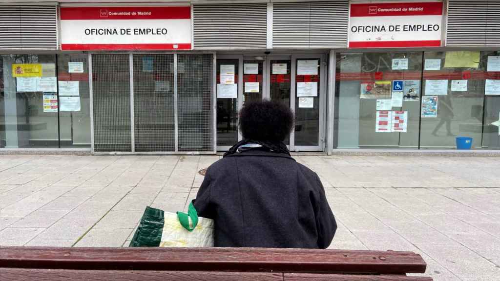 Una persona, ante una oficina de empleo en Alcorcón (Madrid).