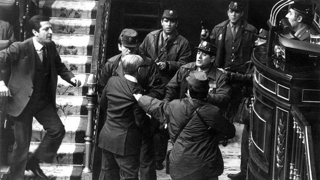 Adolfo Suárez y Manuel Gutiérrez Mellado se enfrentan a los golpistas.