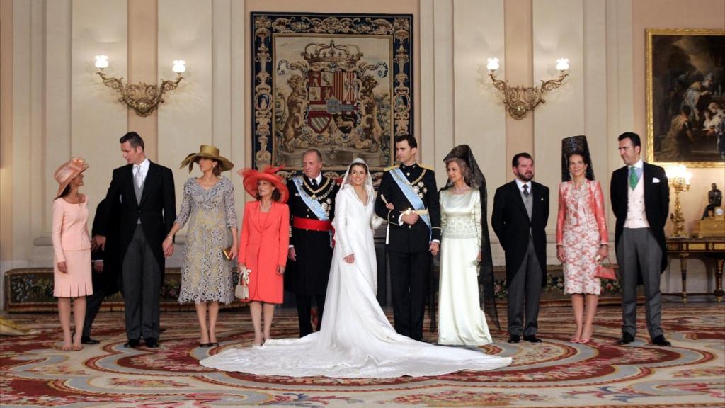 De izquierda a derecha: Telma Ortiz (hermana de Letizia) , Iñaki Urdangarin, Cristina de Borbón, Paloma Rocasolano (madre de Letizia ), Juan Carlos I, Sofía de Grecia y Jesús Ortiz (Padre de Letizia), Elena de Borbón y Jaime de Marichalar. En el centro, Felipe VI y Letiizia Ortiz.