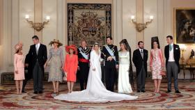 De izquierda a derecha: Telma Ortiz (hermana de Letizia) , Iñaki Urdangarin, Cristina de Borbón, Paloma Rocasolano (madre de Letizia ), Juan Carlos I, Sofía de Grecia y Jesús Ortiz (Padre de Letizia), Elena de Borbón y Jaime de Marichalar. En el centro, Felipe VI y Letiizia Ortiz.