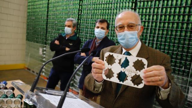 Pedro Marín, director general de Estrella de Levante, mostrando el nuevo embalaje de las latas.