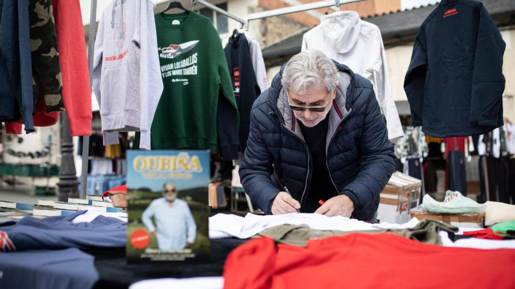 Oubiña, firmando su libro 'Toda la verdad'.