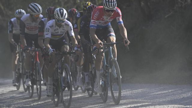 Alaphilippe y Van der Poel al mando del grupo de favoritos