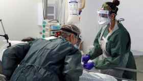 Enfermeras atienden a un paciente de coronavirus en el Hospital Frimley Park en Surrey, Gran Bretaña.