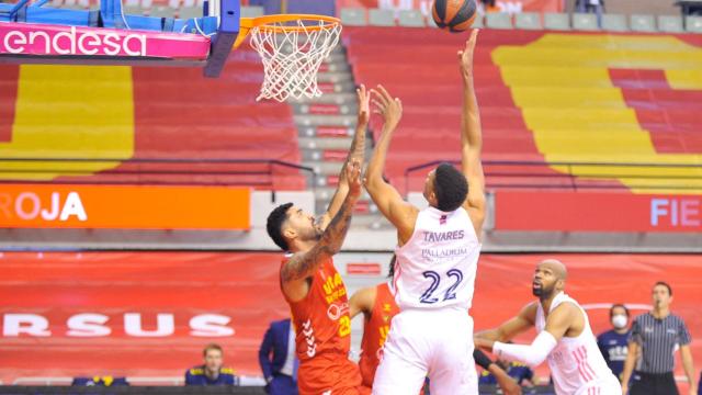 Edy Tavares, ante Augusto Lima en el partido entre el Real Madrid y UCAM Murcia