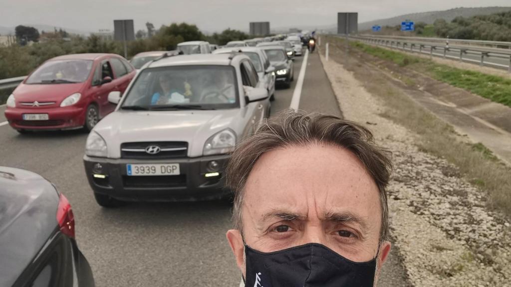 El humorista Santi Rodríguez en la caravana.