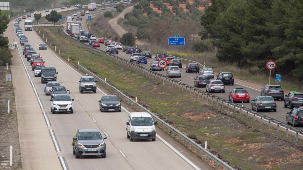 Cientos de vehículos en la autovía A-4 a su paso por Jaén.