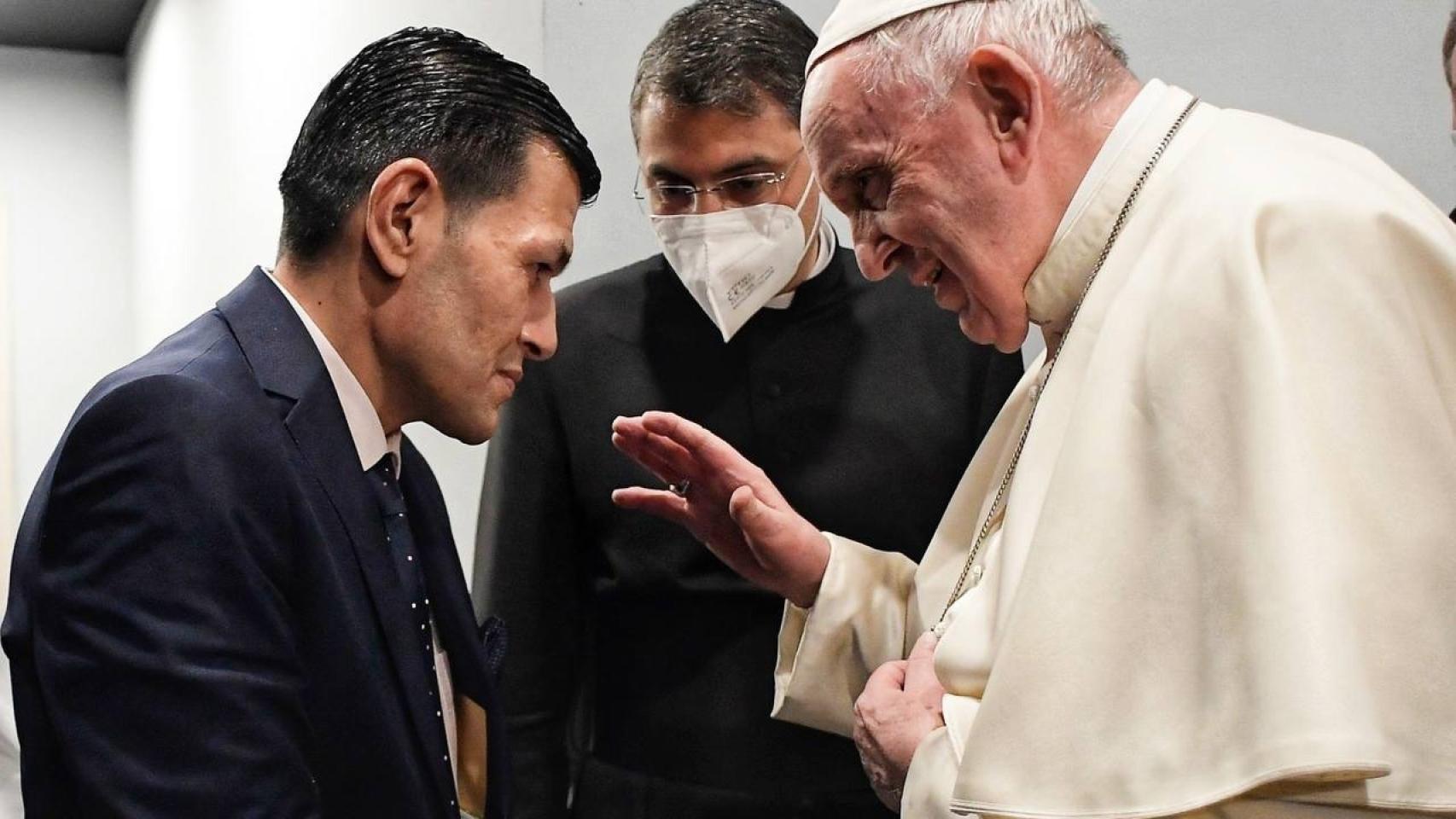 El papa Francisco durante el encuentro mantenido con el padre de Alan Kurdi.