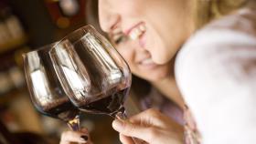 Mujeres tomando un vino.