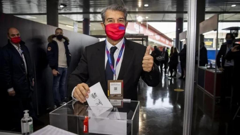Joan Laporta, candidato a la presidencia del Barça, ejerciendo su derecho al voto