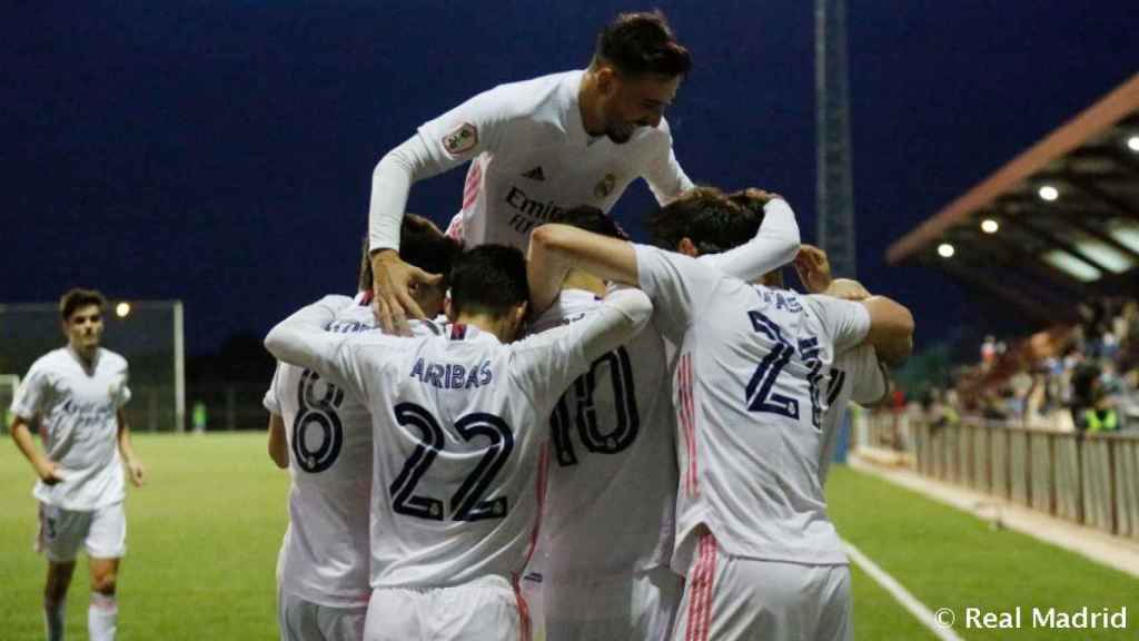 Los jugadores del Castilla celebran el gol de la victoria ante el Dux Internacional de Madrid