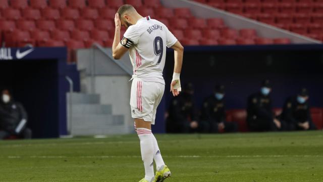 Benzema se toca la cabeza tras un choque contra Oblak