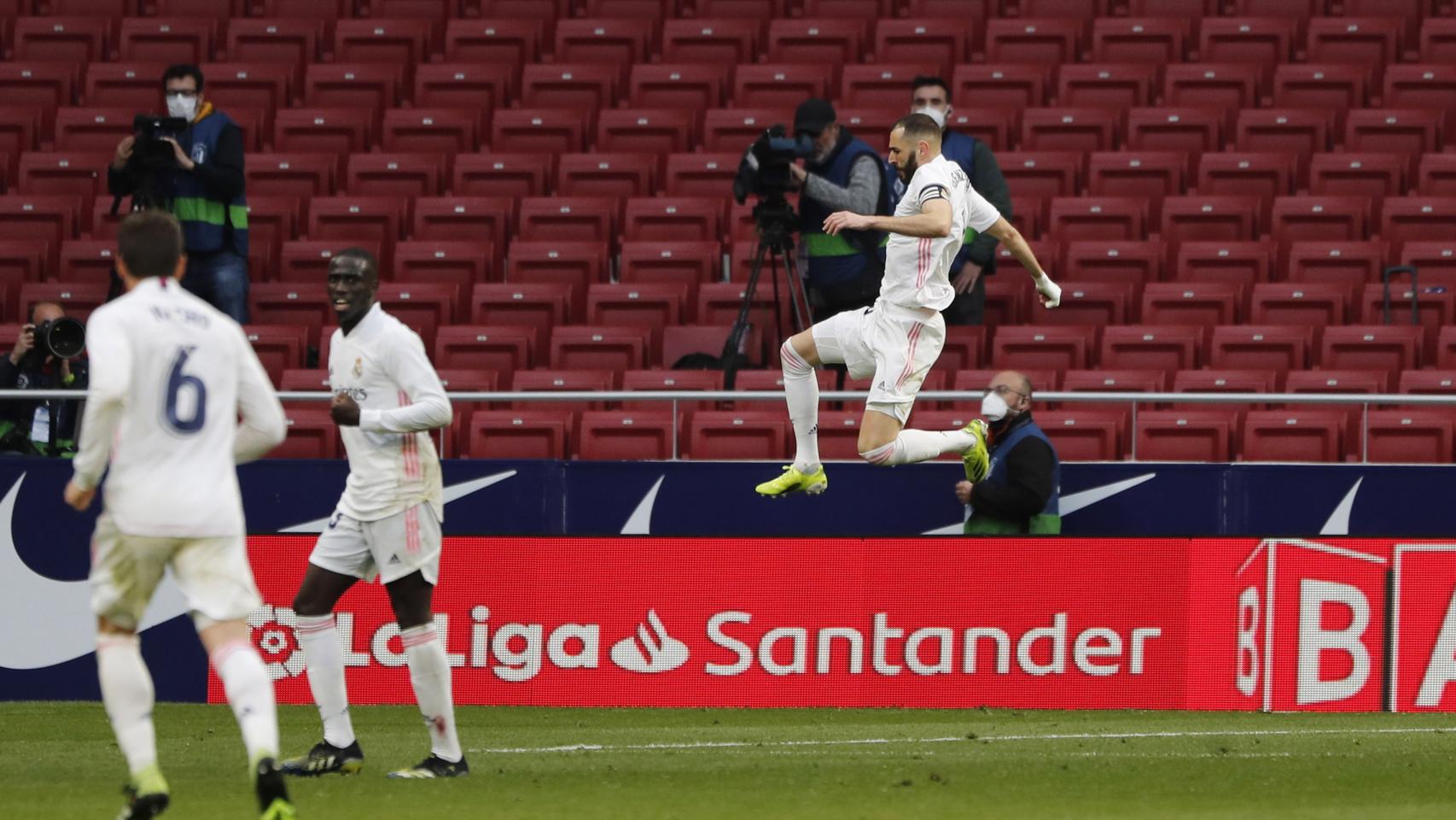 Las mejores imágenes del Derbi entre Atlético y Real Madrid de La Liga Karim Benzema celebra el gol del empate al Atlético de Madrid