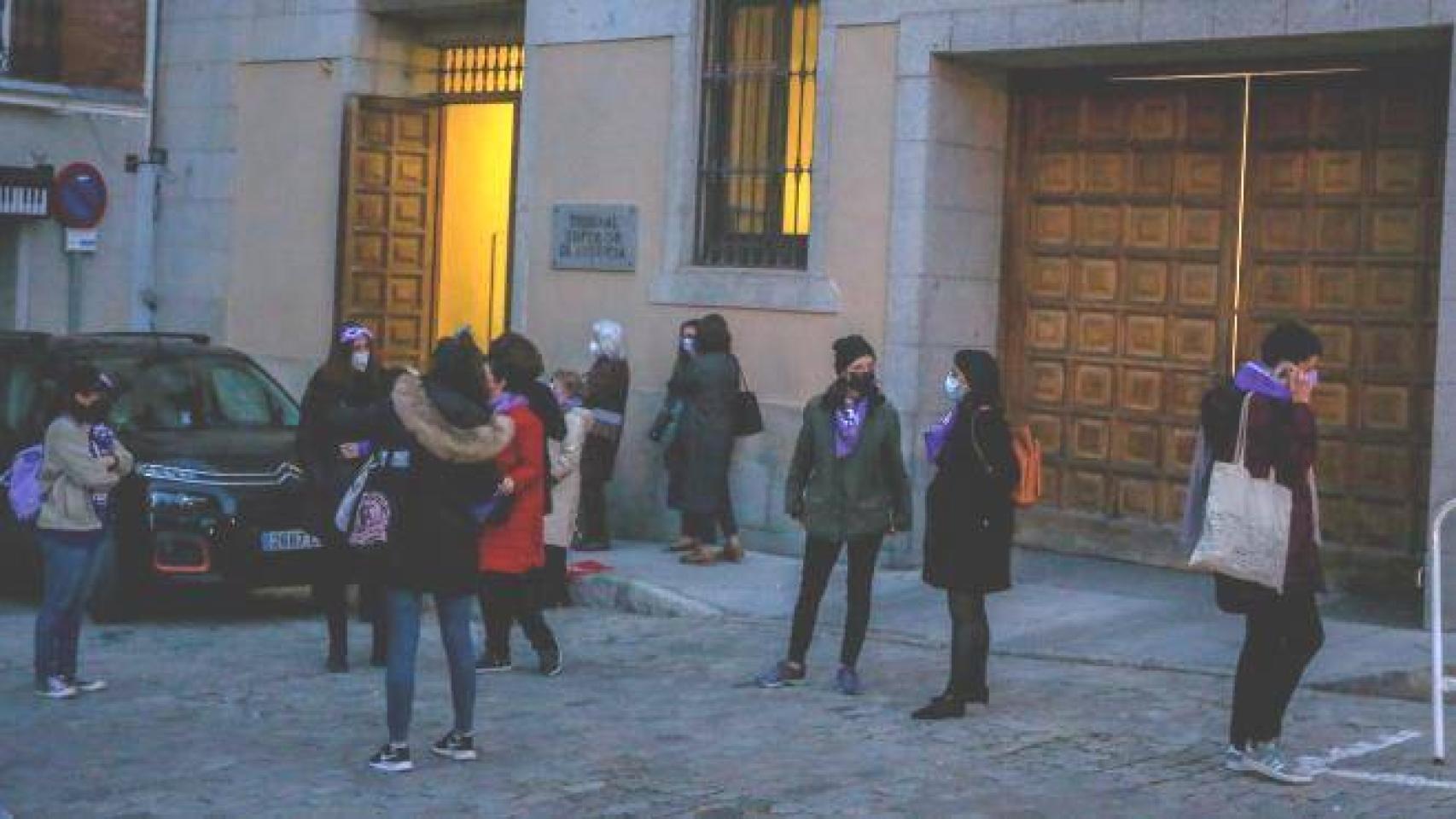 Varias personas de asociaciones feministas ante el TSJM (Foto: Ricardo Rubio - Europa Press)