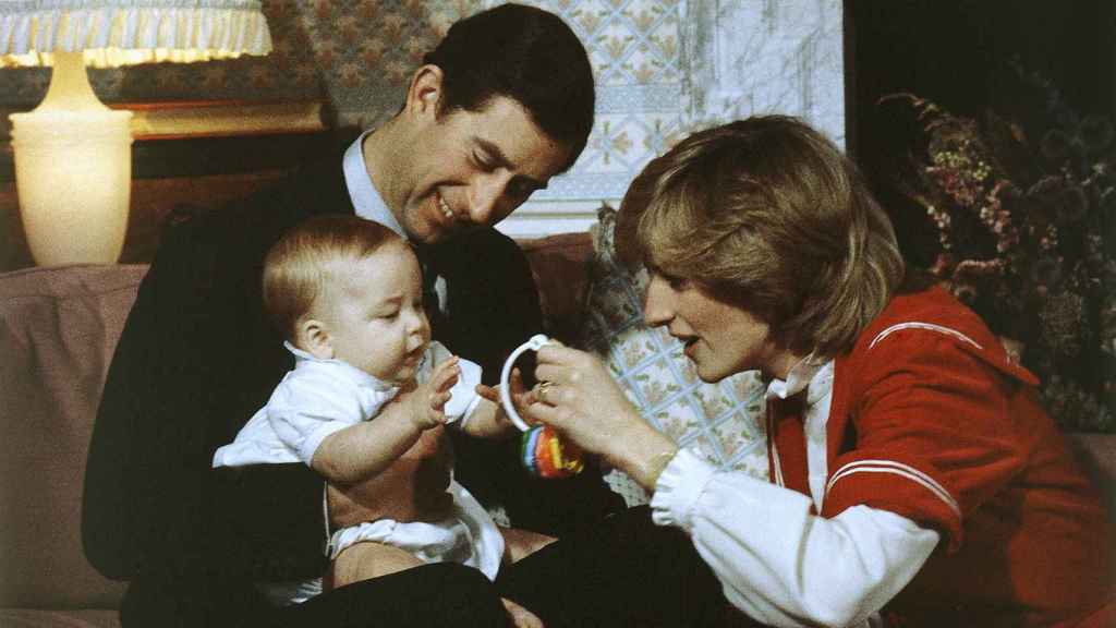 Diana de Gales junto a Carlos de Inglaterra y su primogénito, Guillermo, en una foto de 1982.