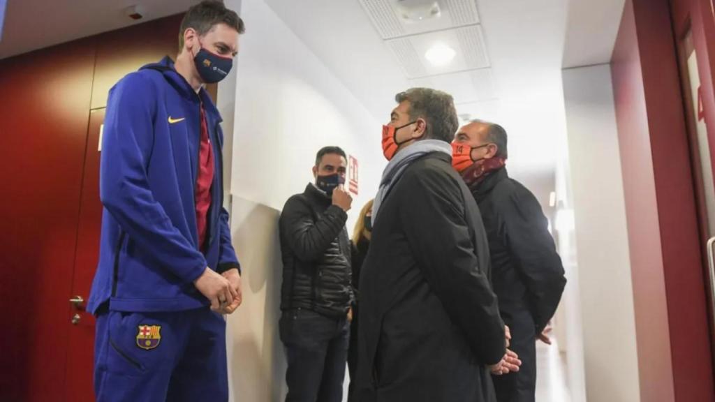 Pau Gasol, Joan Laporta y Rafa Yuste, en la Ciudad Deportiva del Barça