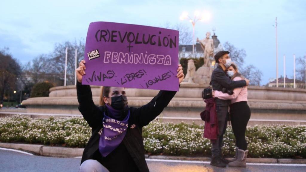 Una joven frente a la plaza de Neptuno.
