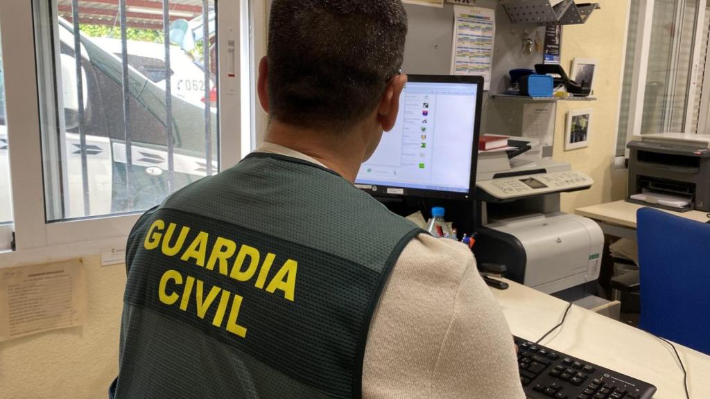 Un guardia civil tramitando una denuncia.