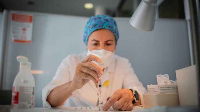 Una enfermera prepara la vacuna Pfizer-BioNtech en el Hospital de la Santa Creu i Sant Pau de Barcelona. David Zorrakino/EP