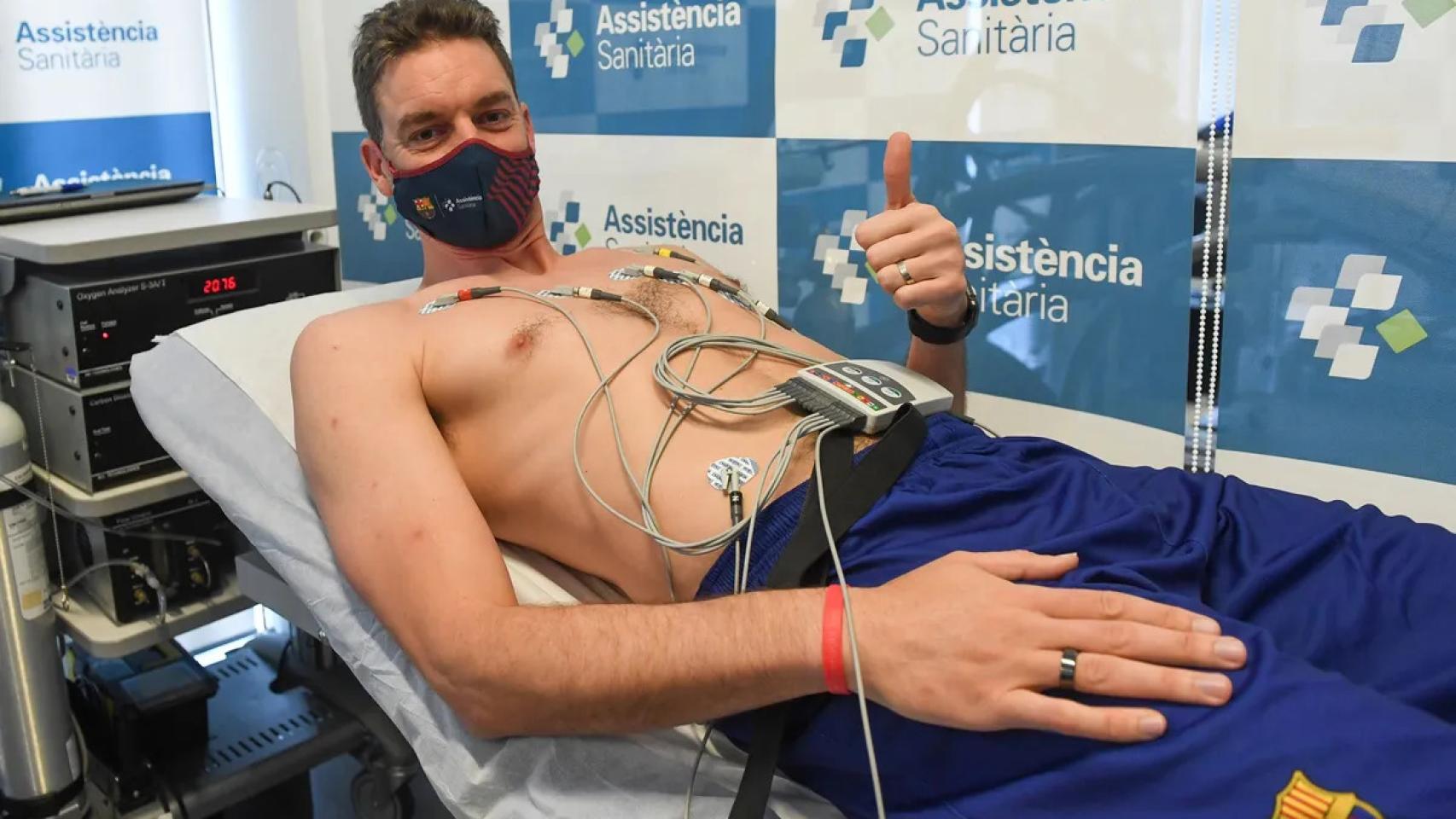 Pau Gasol pasando el reconocimiento médico con el Barça