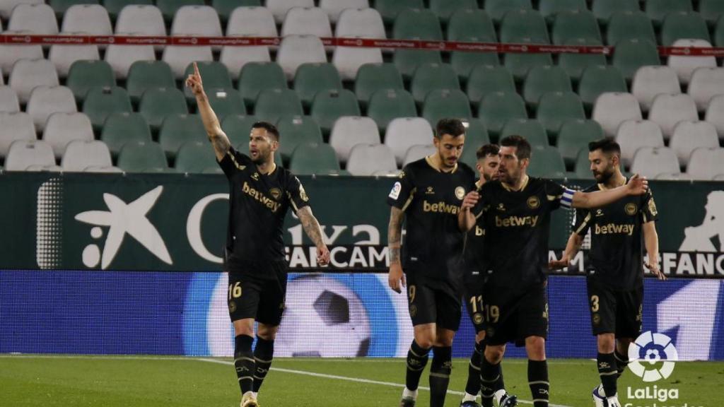 Édgar Méndez celebra su gol con el Alavés ante el Betis en La Liga