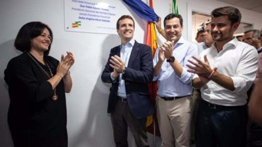 La presidenta del PP de Sevilla, Virginia Pérez, junto a Pablo Casado, Juanma Moreno y Beltrán Pérez.