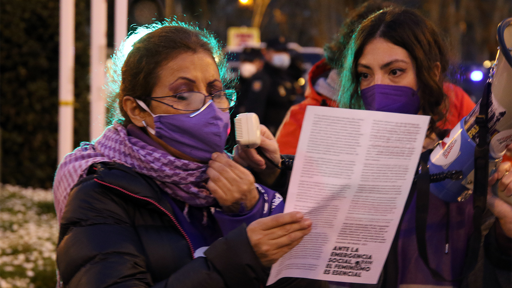 Manifestantes feministas leen un manifiesto en Neptuno.