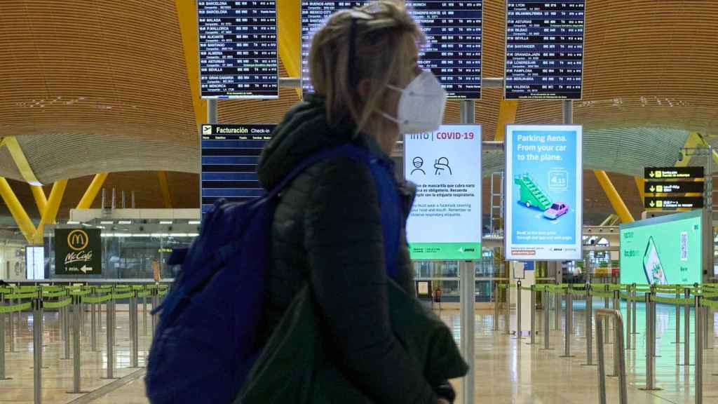 Turista en un aeropuerto, en imagen de archivo.