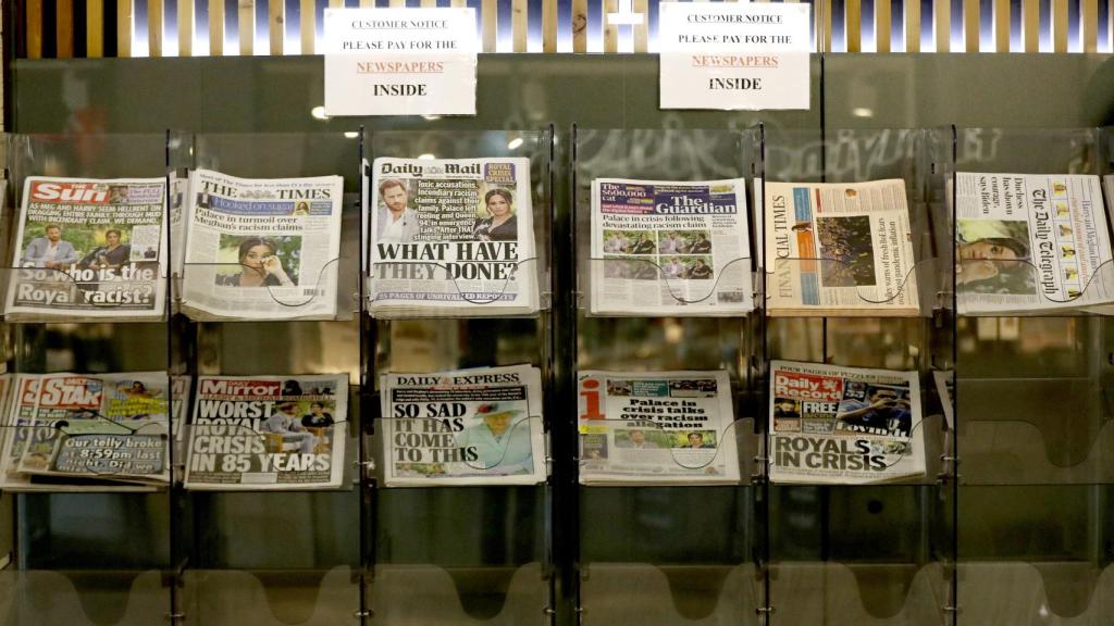 La entrevista de los duques de Sussex acapara las portadas de la prensa británica.