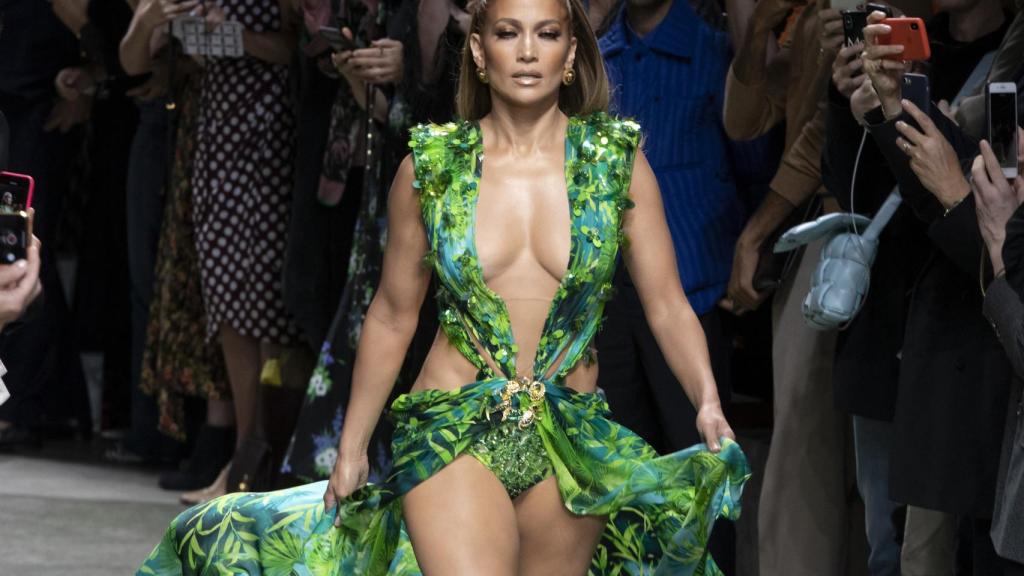 Jennifer Lopez desfilando con su Versace en la Semana de la Moda de Milán 2019.