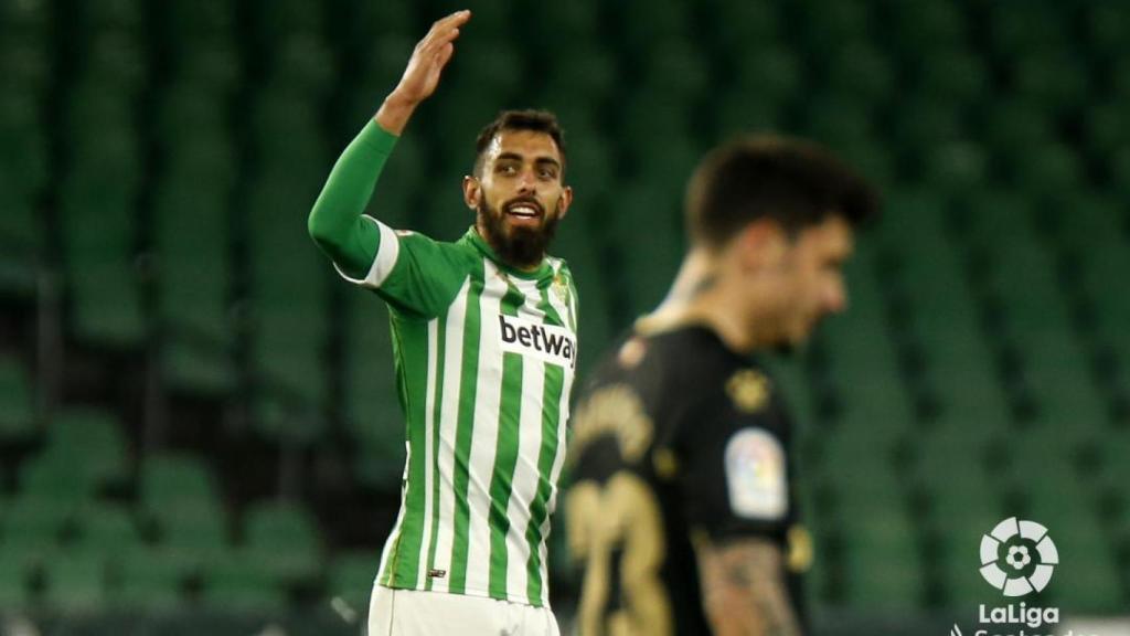 Borja Iglesias celebra su gol con el Betis al Alavés