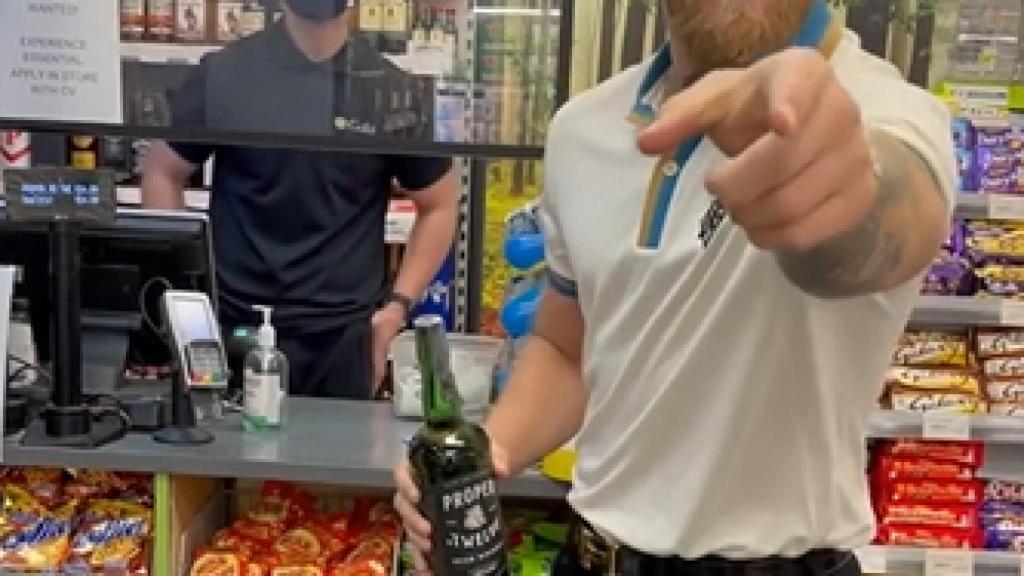 Conor McGregor, comprando una botella de whisky sin mascarilla