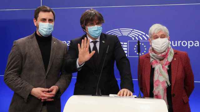 Toni Comín, Carles Puigdemont y Clara Ponsatí, en su rueda de prensa de este martes en la Eurocámara