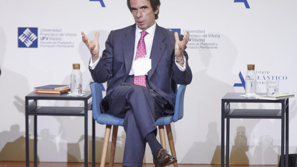 Aznar conversa con periodistas en la segunda sesión sobre la Constitución en la Universidad Francisco de Vitoria.