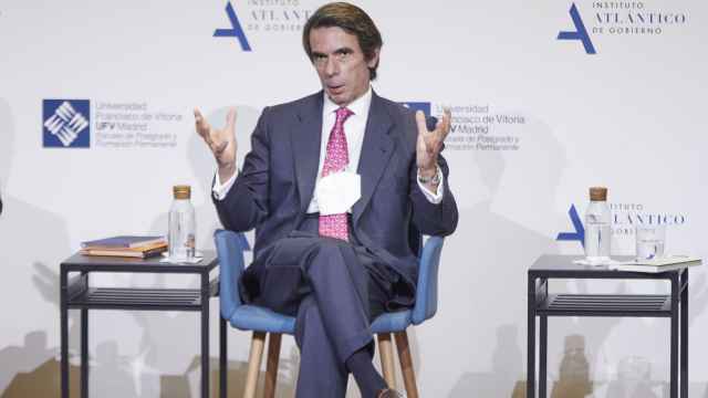 Aznar conversa con periodistas en la segunda sesión sobre la Constitución en la Universidad Francisco de Vitoria.