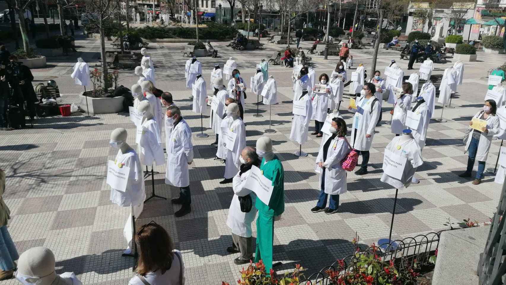 Médicos en la plaza de Chamberí simbolizando el inicio de la huelga.