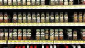 La estantería de un supermercado con distintas especias.