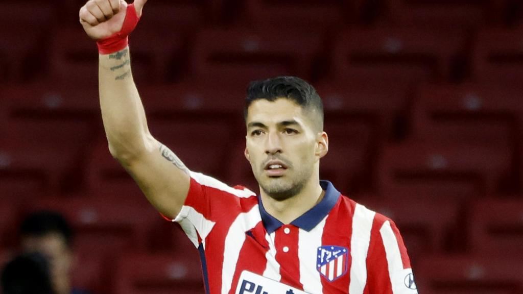Luis Suárez celebra su gol de penalti con el Atlético de Madrid