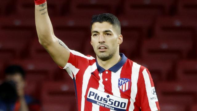 Luis Suárez celebra su gol de penalti con el Atlético de Madrid