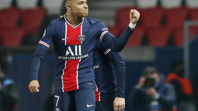 Kylian Mbappé, con el puño en alto para celebrar su gol