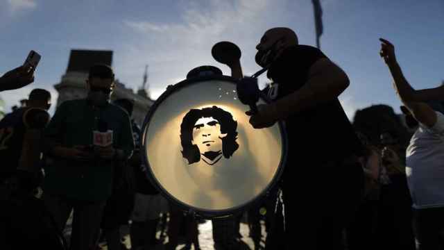 Bombos con el rostro de Maradona para protestar por su muerte