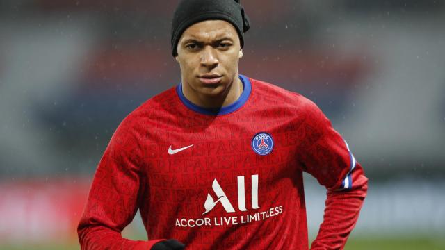 Kylian Mbappé, en el calentamiento previo al PSG - Barcelona