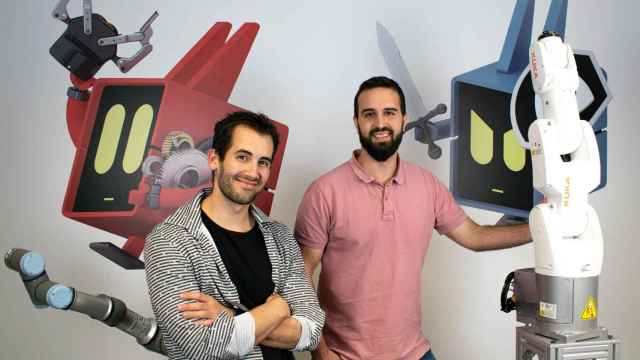 El CEO de Alias Robotics, Endika Gil Uriarte, junto a Víctor Mayoral, CTO y fundador. en las oficinas de Vitoria-Gasteiz.