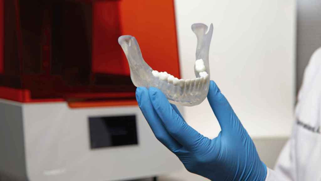Una prótesis dental impresa en 3D con el equipo de Formlabs