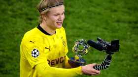 Erling Haaland con el trofeo de mejor jugador del partido de la Champions League y una cámara