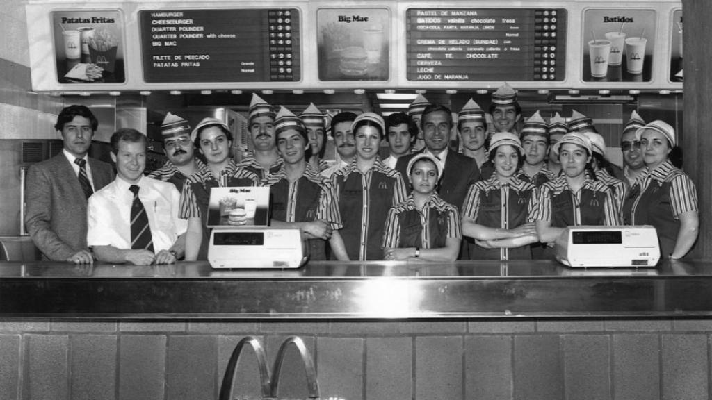 Los trabajadores del primer McDonald's de España, situado en la calle Gran Vía de Madrid.
