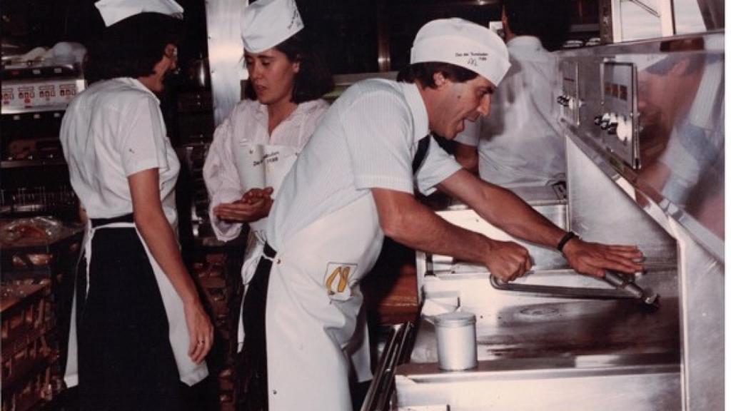 Santiago Gómez en el primer restaurante de McDonald's en 1981.