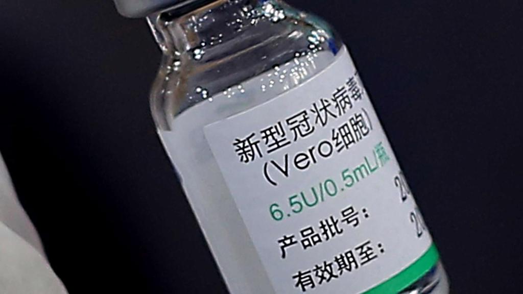 Un víal de la vacuna china de SinoPharm