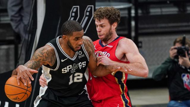 LaMarcus Aldrige se juega una jugada en el poste alto