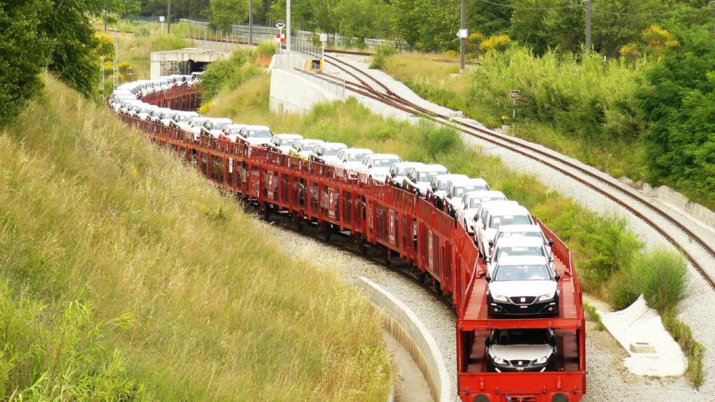 Imagen de un tren transportando vehículos de la marca Seat.
